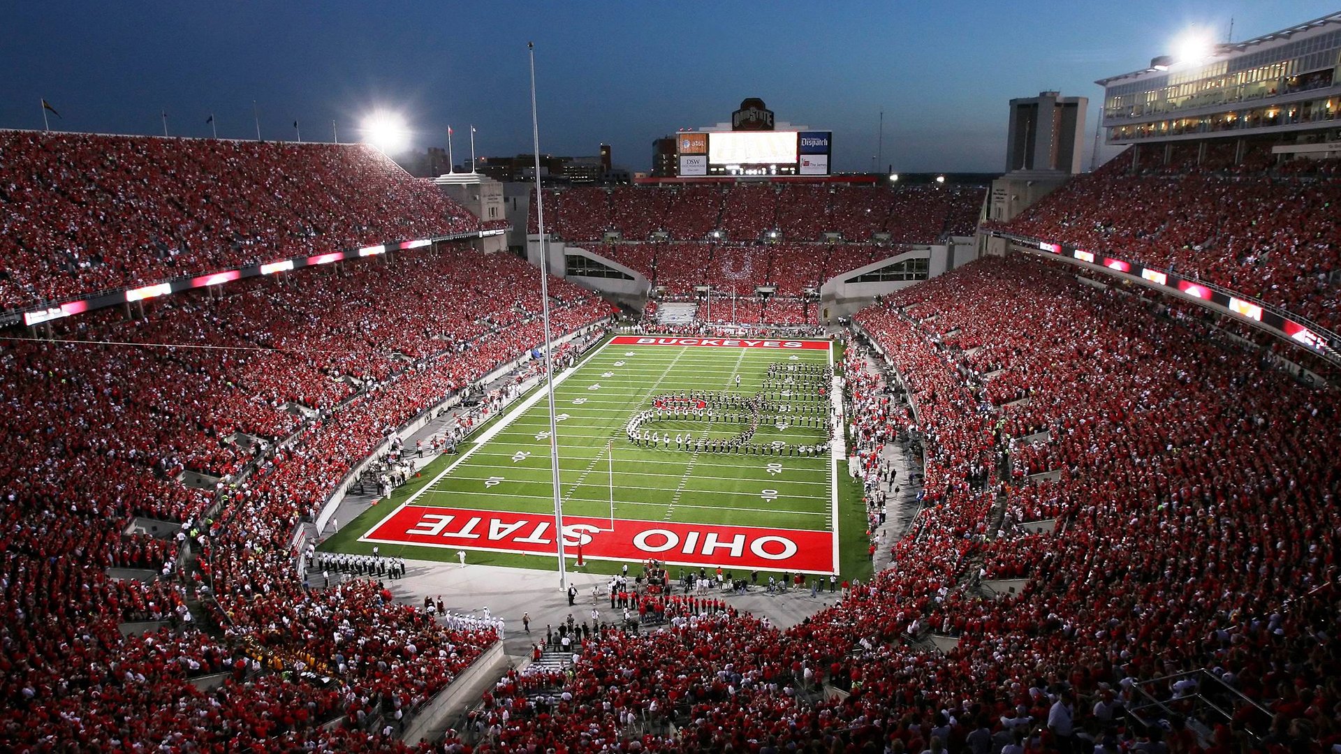 马丁内利打出生涯之夜，乌克兰冲垮丹麦，足球如何成为时代情绪的出口？